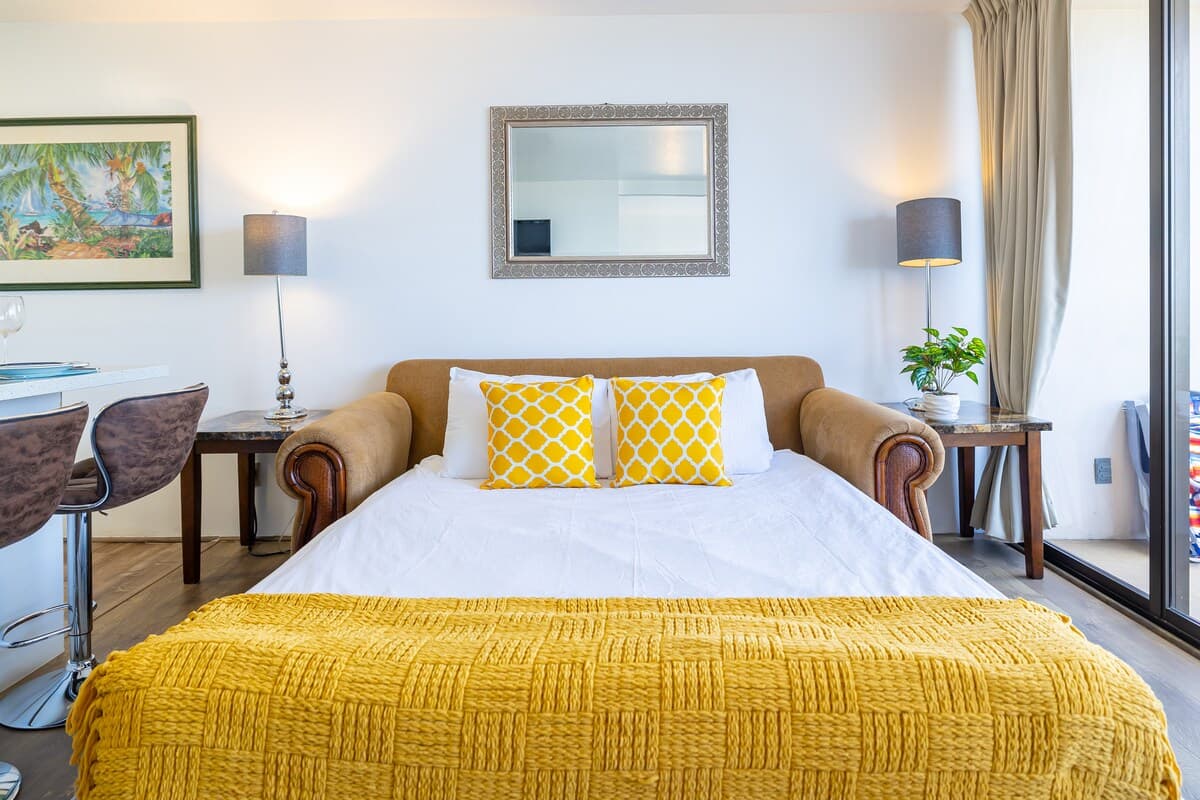 Condo in Honolulu · ★4.79 · 1 bedroom · 3 beds · 1 private bath - Photo 2
