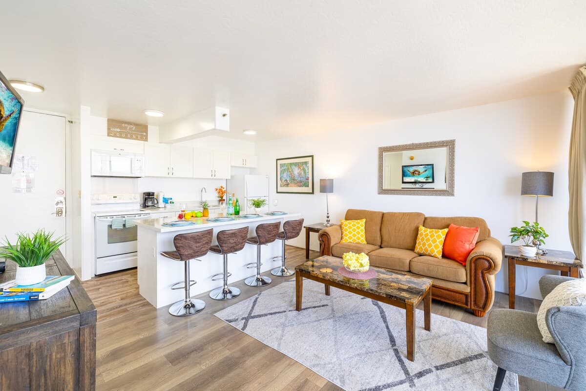 Condo in Honolulu · ★4.79 · 1 bedroom · 3 beds · 1 private bath - Photo 5