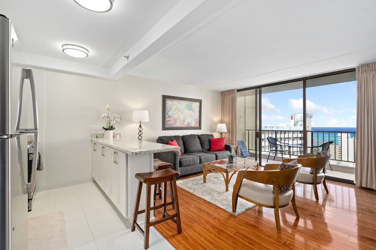 Condo in Honolulu · ★4.93 · 1 bedroom · 3 beds · 1 private bath - Photo 2