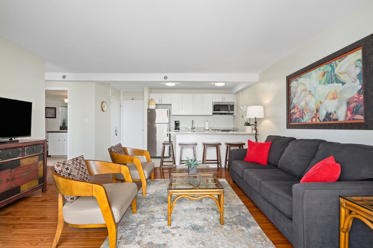 Condo in Honolulu · ★4.93 · 1 bedroom · 3 beds · 1 private bath - Photo 5