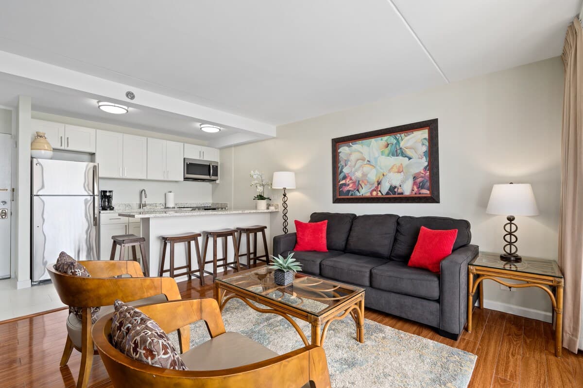Condo in Honolulu · ★4.93 · 1 bedroom · 3 beds · 1 private bath - Photo 4