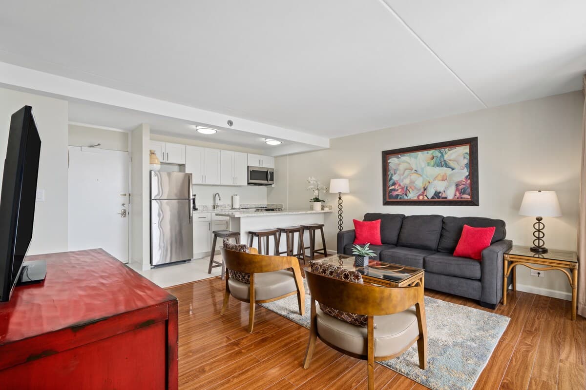 Condo in Honolulu · ★4.93 · 1 bedroom · 3 beds · 1 private bath - Photo 3
