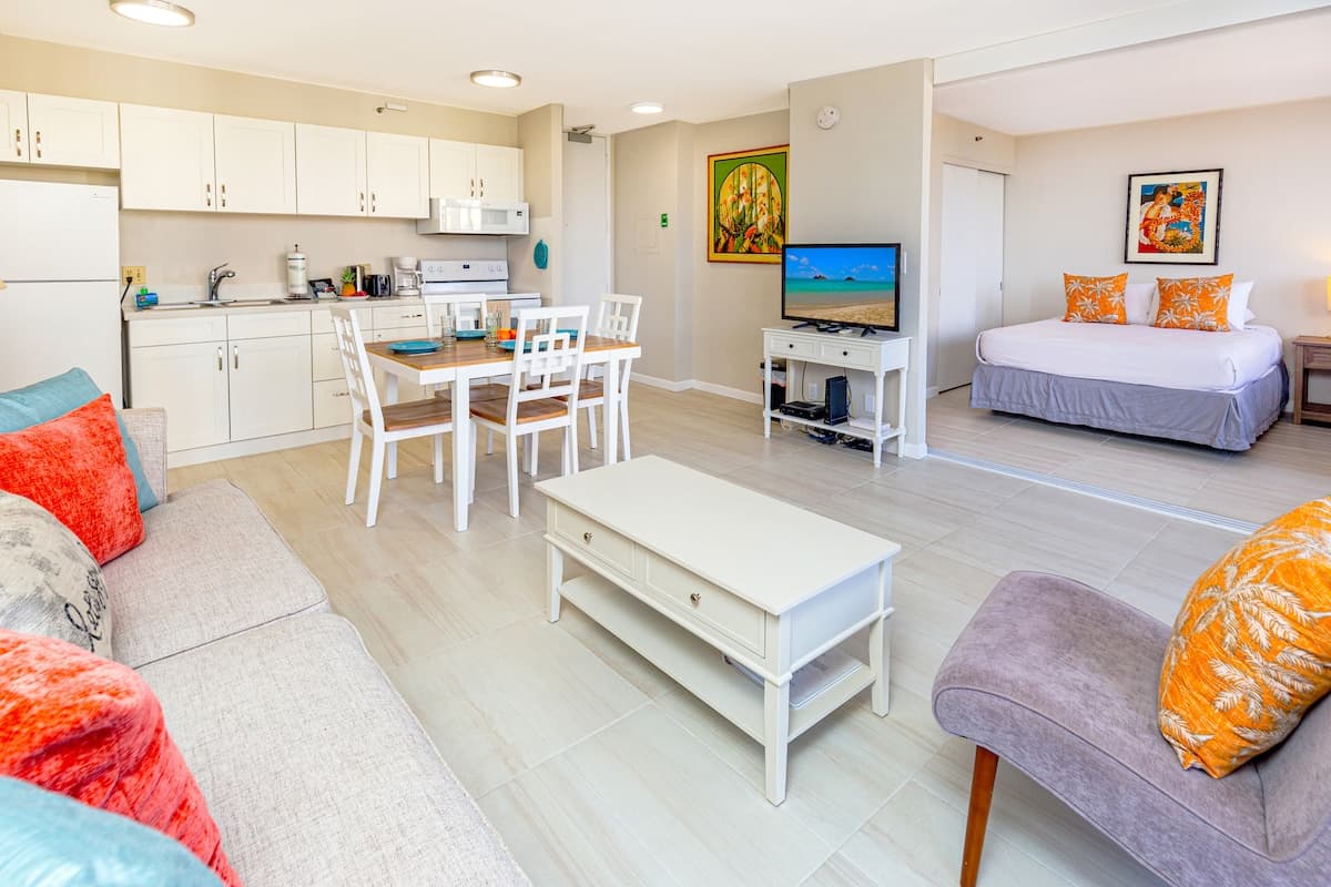 Condo in Honolulu · ★4.78 · 1 bedroom · 3 beds · 1 private bath - Photo 5
