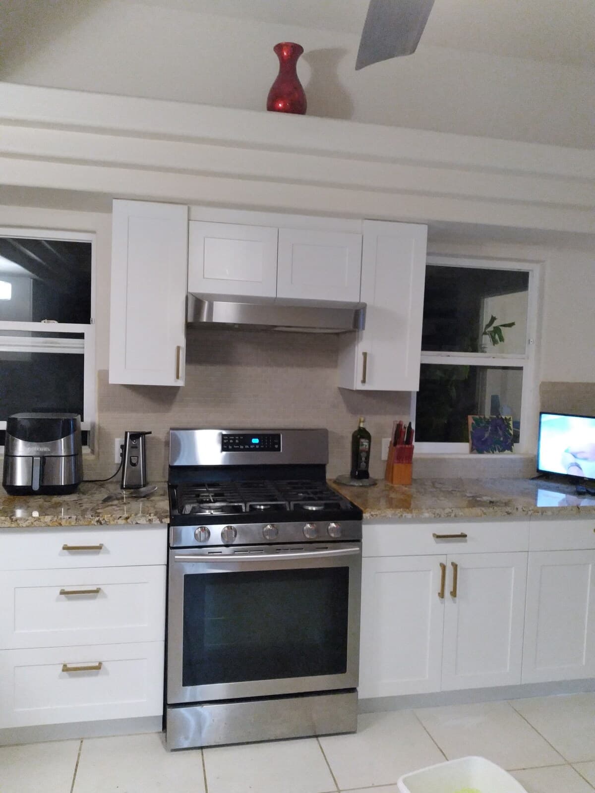 Home in Naalehu · ★5.0 · 3 bedrooms · 4 beds · 1.5 private baths - Photo 2