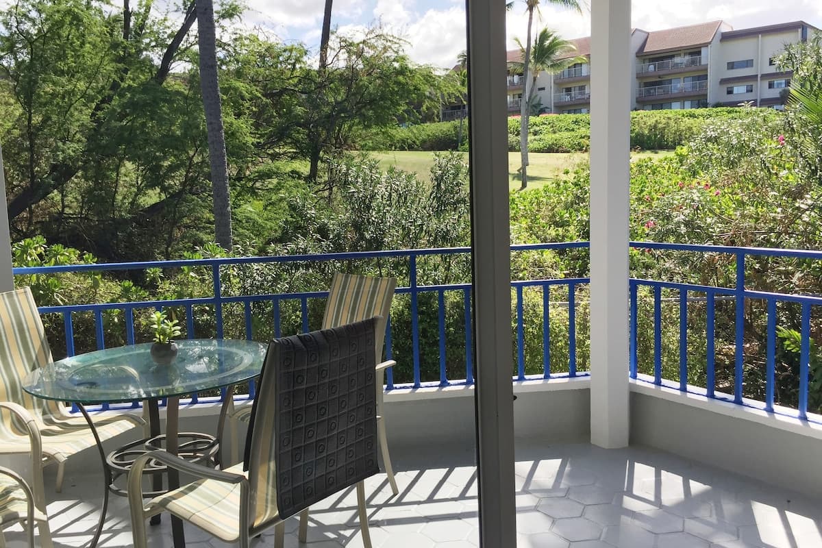 Condo in Kailua-Kona · ★4.88 · 2 bedrooms · 4 beds · 2.5 baths - Photo 2