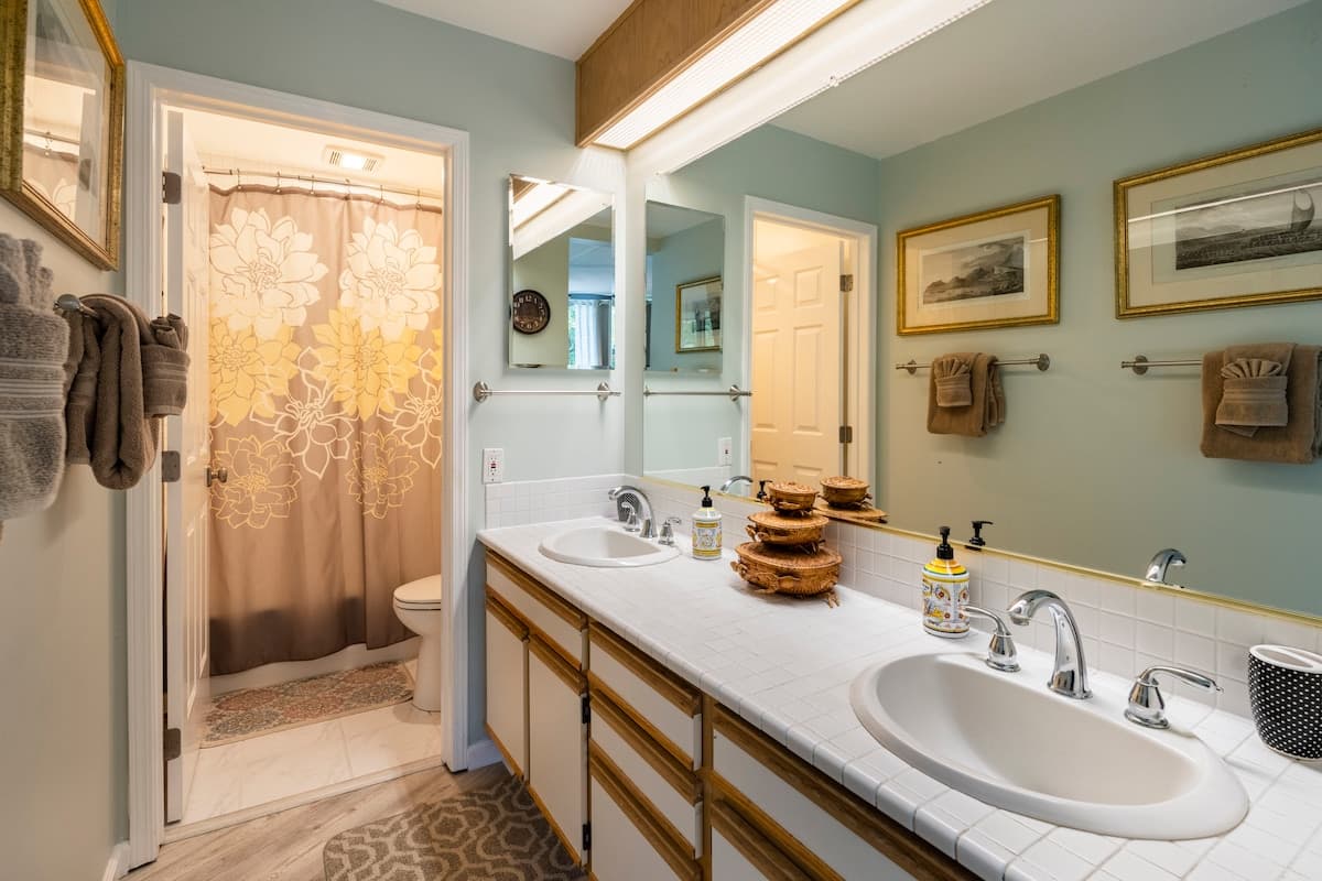 Condo in Kailua-Kona · ★4.88 · 2 bedrooms · 4 beds · 2.5 baths - Photo 4