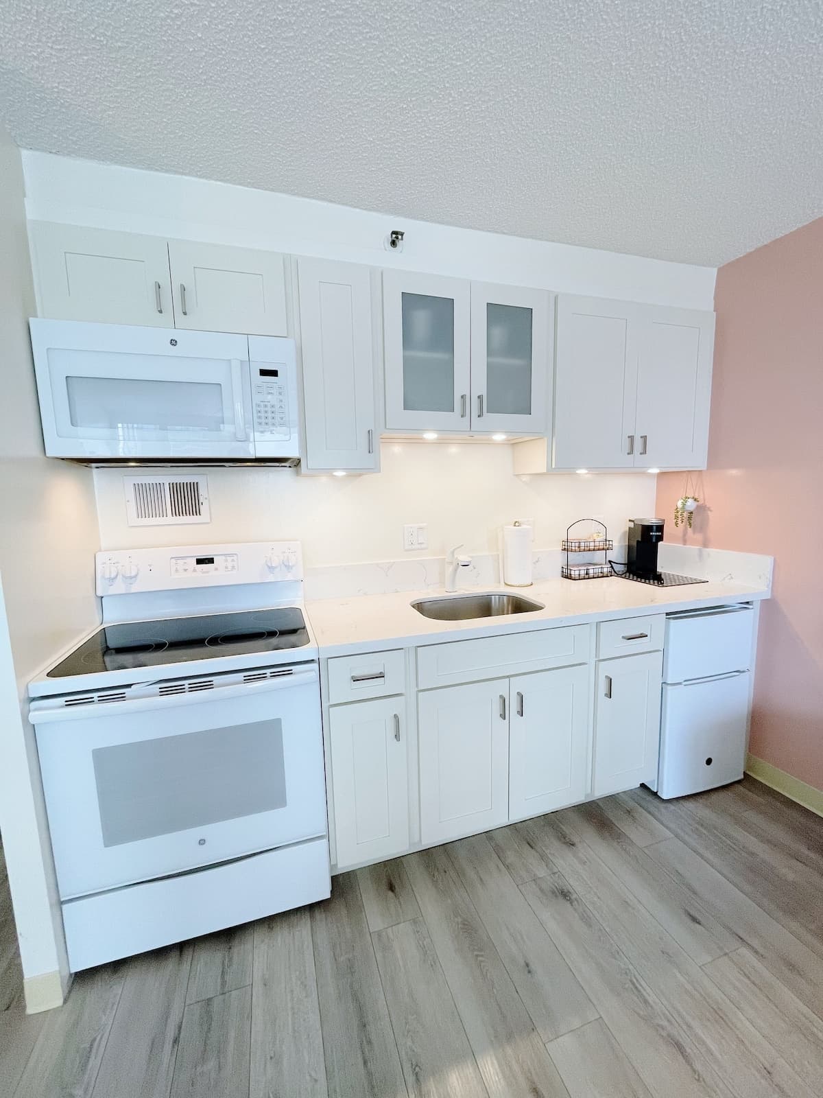 Condo in Honolulu · ★4.98 · Studio · 1 bed · 1 private bath - Photo 2