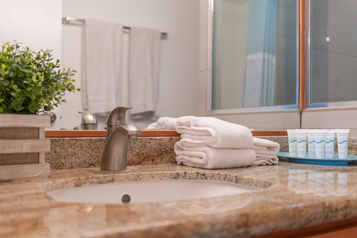 Condo in Honolulu · ★4.69 · 1 bedroom · 2 beds · 1 shared bath - Photo 5