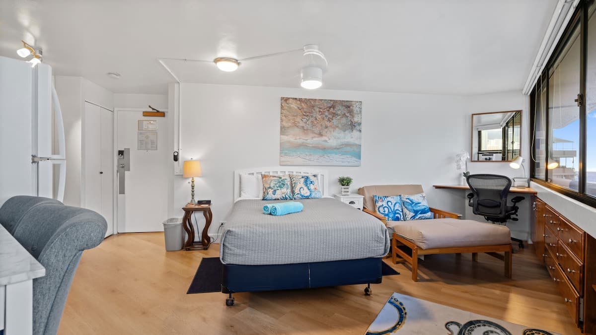 Condo in Honolulu · ★4.69 · 1 bedroom · 2 beds · 1 shared bath - Photo 1