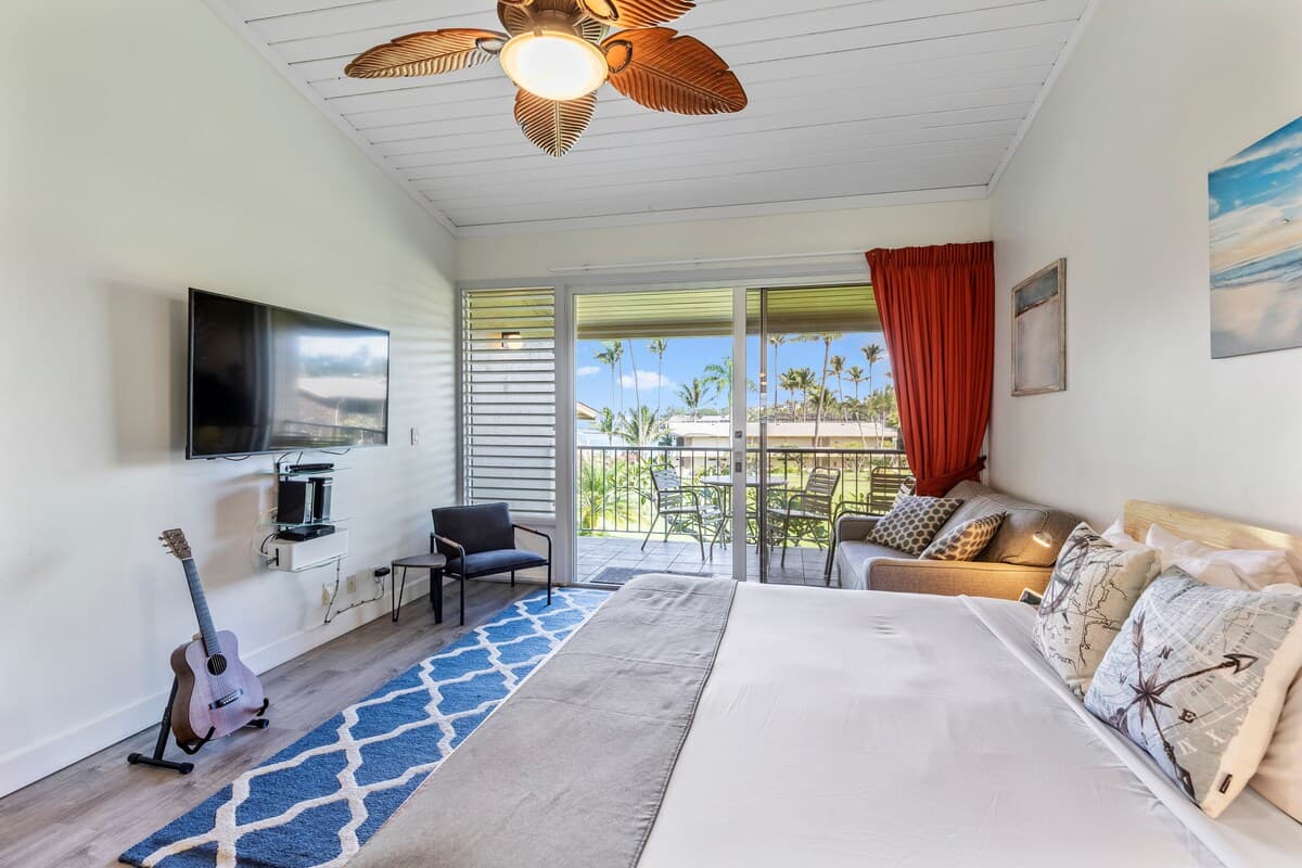 Condo in Lahaina · ★4.96 · Studio · 4 beds · 1 private bath - Photo 3