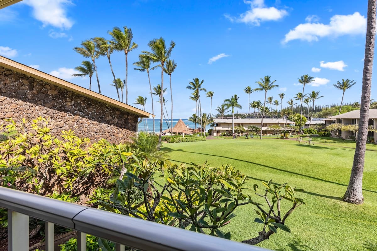 Condo in Lahaina · ★4.96 · Studio · 4 beds · 1 private bath - Photo 1