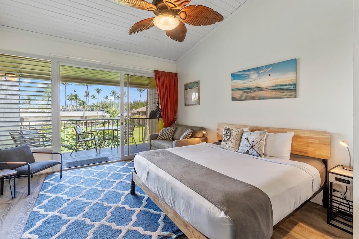 Condo in Lahaina · ★4.96 · Studio · 4 beds · 1 private bath - Photo 2