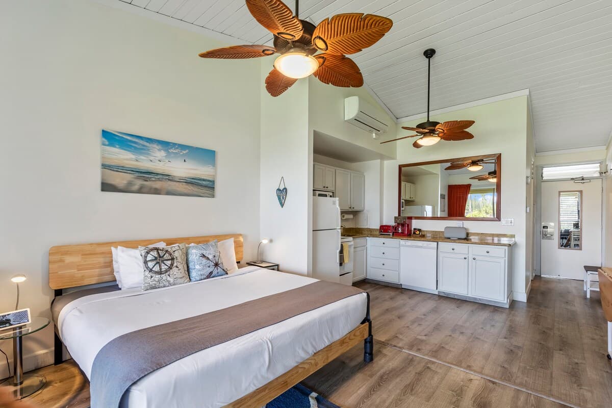 Condo in Lahaina · ★4.96 · Studio · 4 beds · 1 private bath - Photo 5