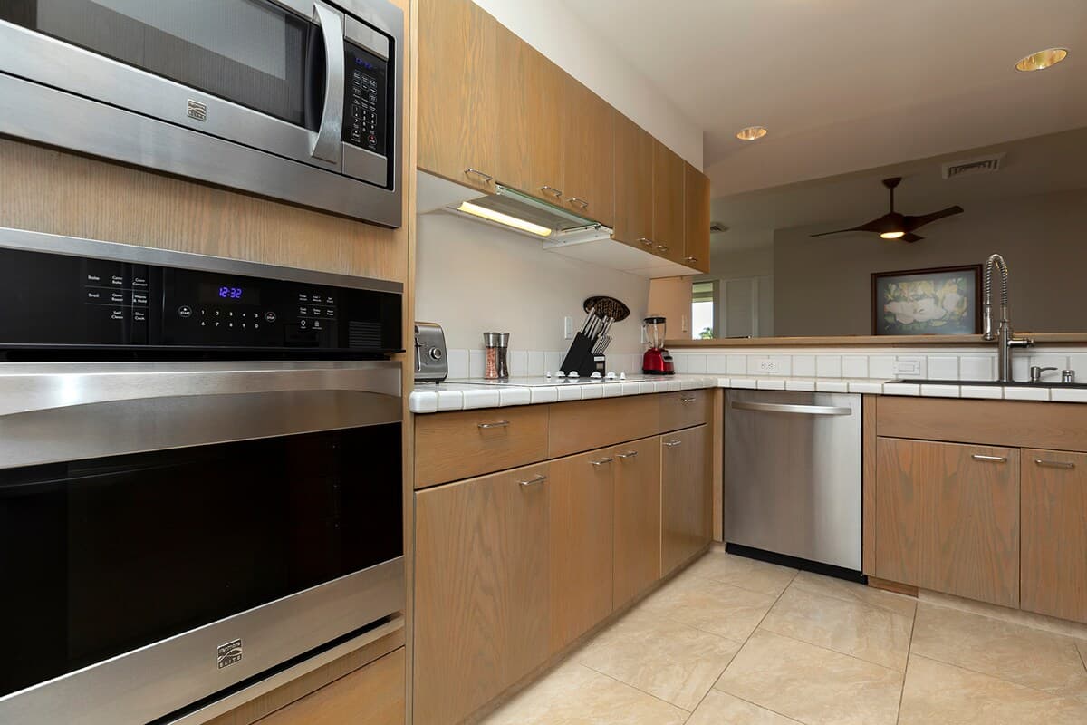 Ocean View Penthouse with huge wrap around lanai. - Photo 4