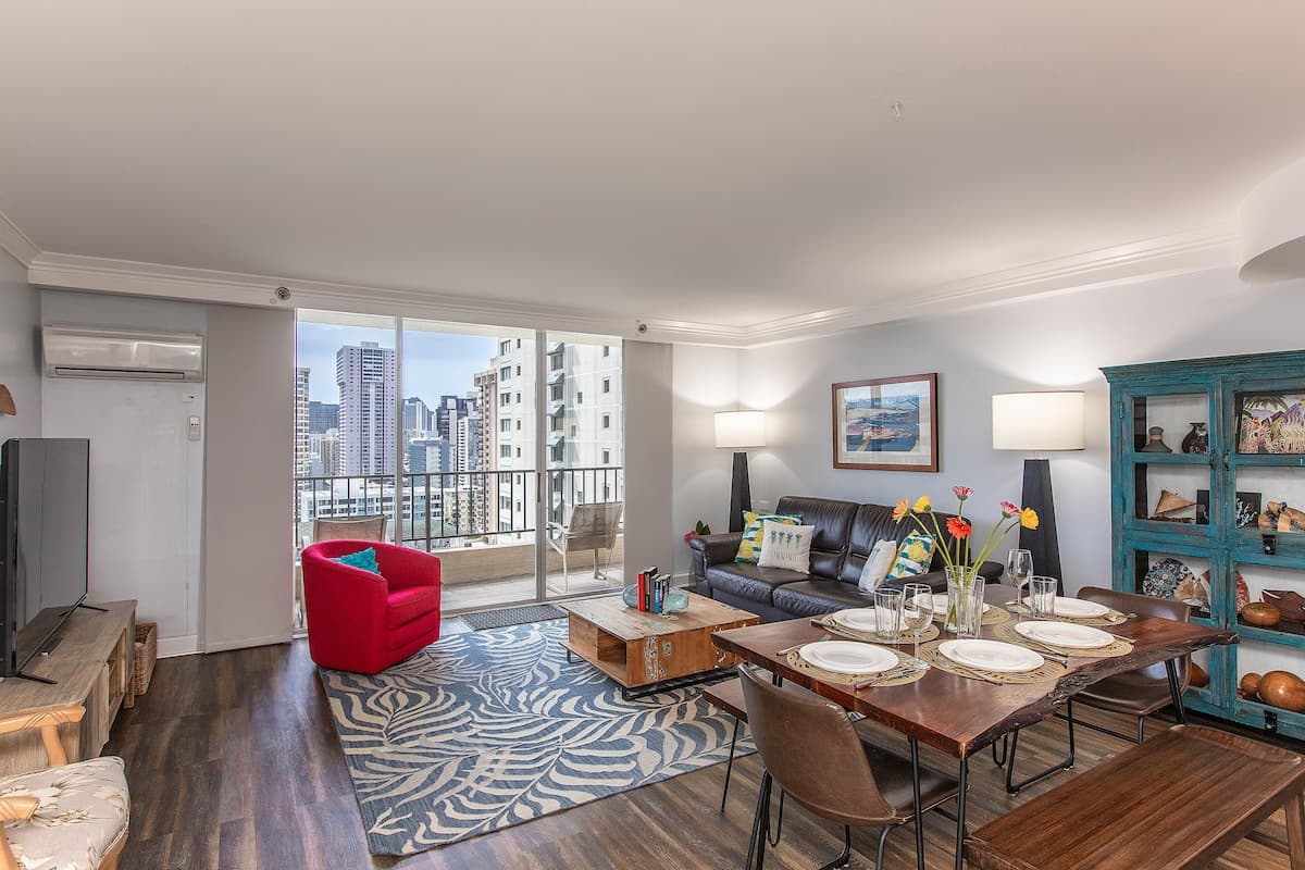 Condo in Honolulu · ★4.93 · 2 bedrooms · 4 beds · 2 private baths - Photo 4