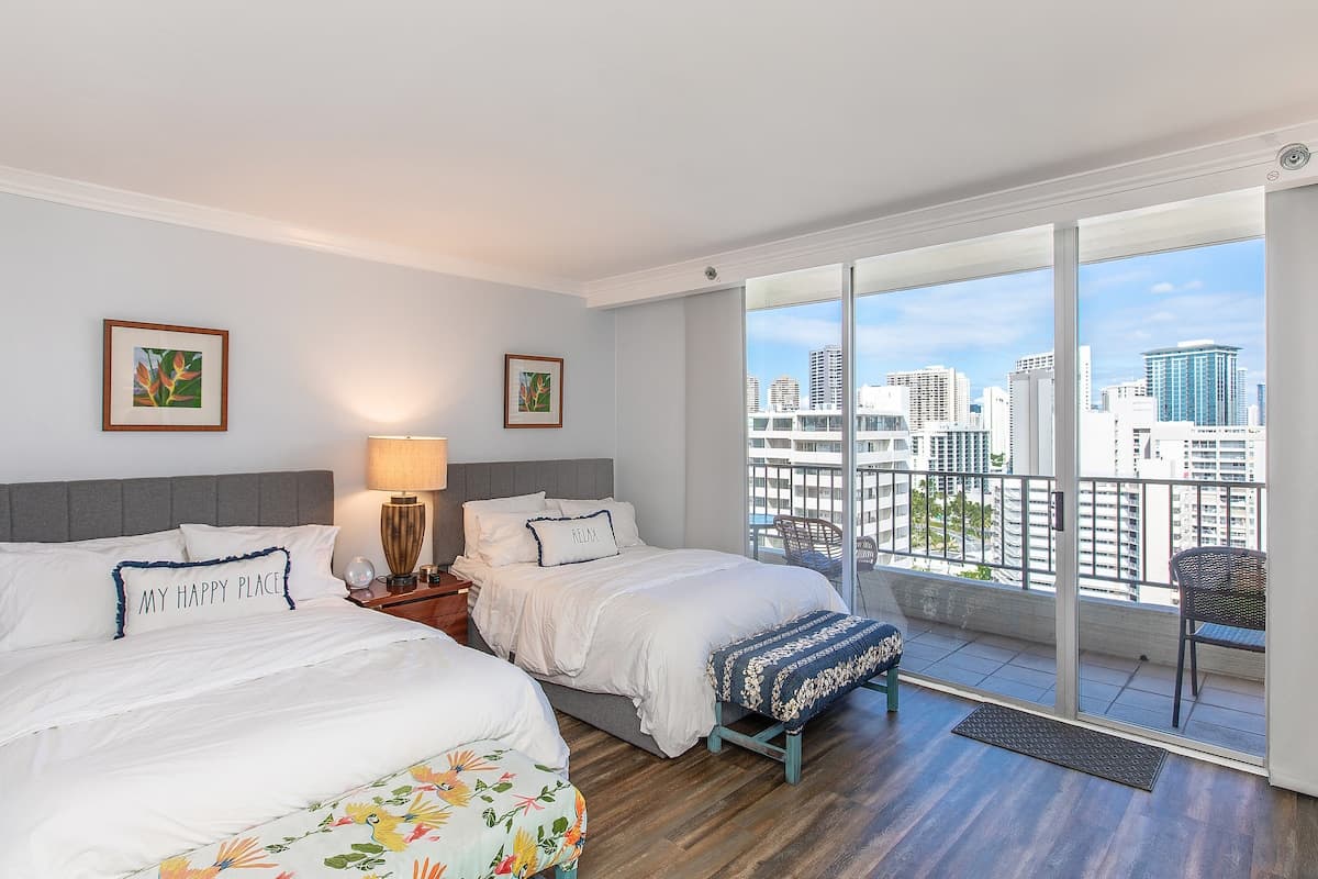 Condo in Honolulu · ★4.93 · 2 bedrooms · 4 beds · 2 private baths - Photo 2