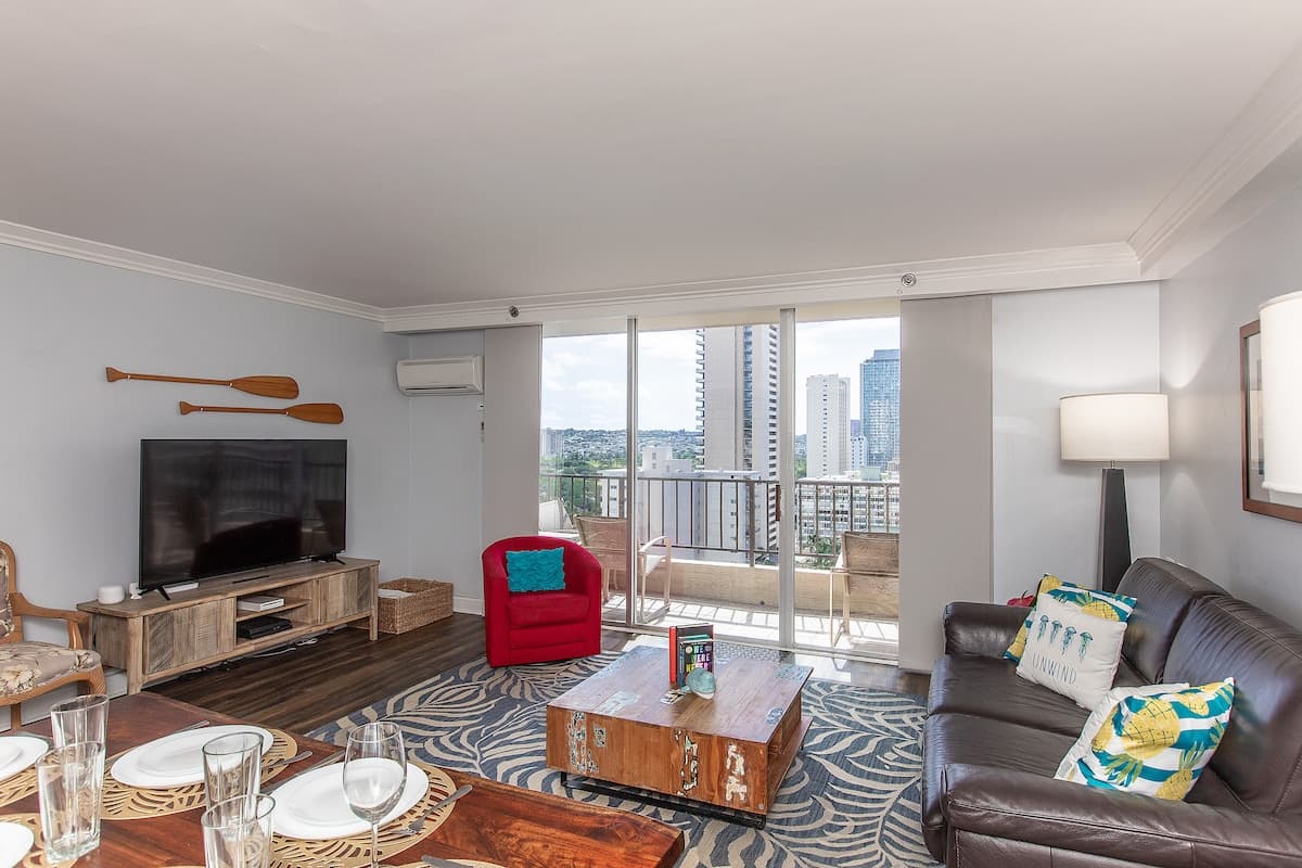 Condo in Honolulu · ★4.93 · 2 bedrooms · 4 beds · 2 private baths - Photo 5