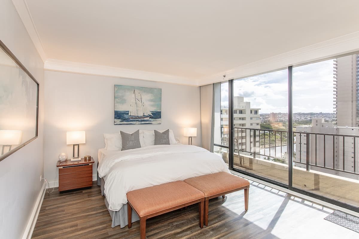 Condo in Honolulu · ★4.93 · 2 bedrooms · 4 beds · 2 private baths - Photo 1
