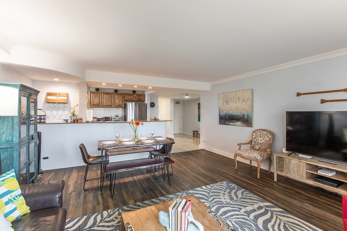 Condo in Honolulu · ★4.93 · 2 bedrooms · 4 beds · 2 private baths - Photo 3