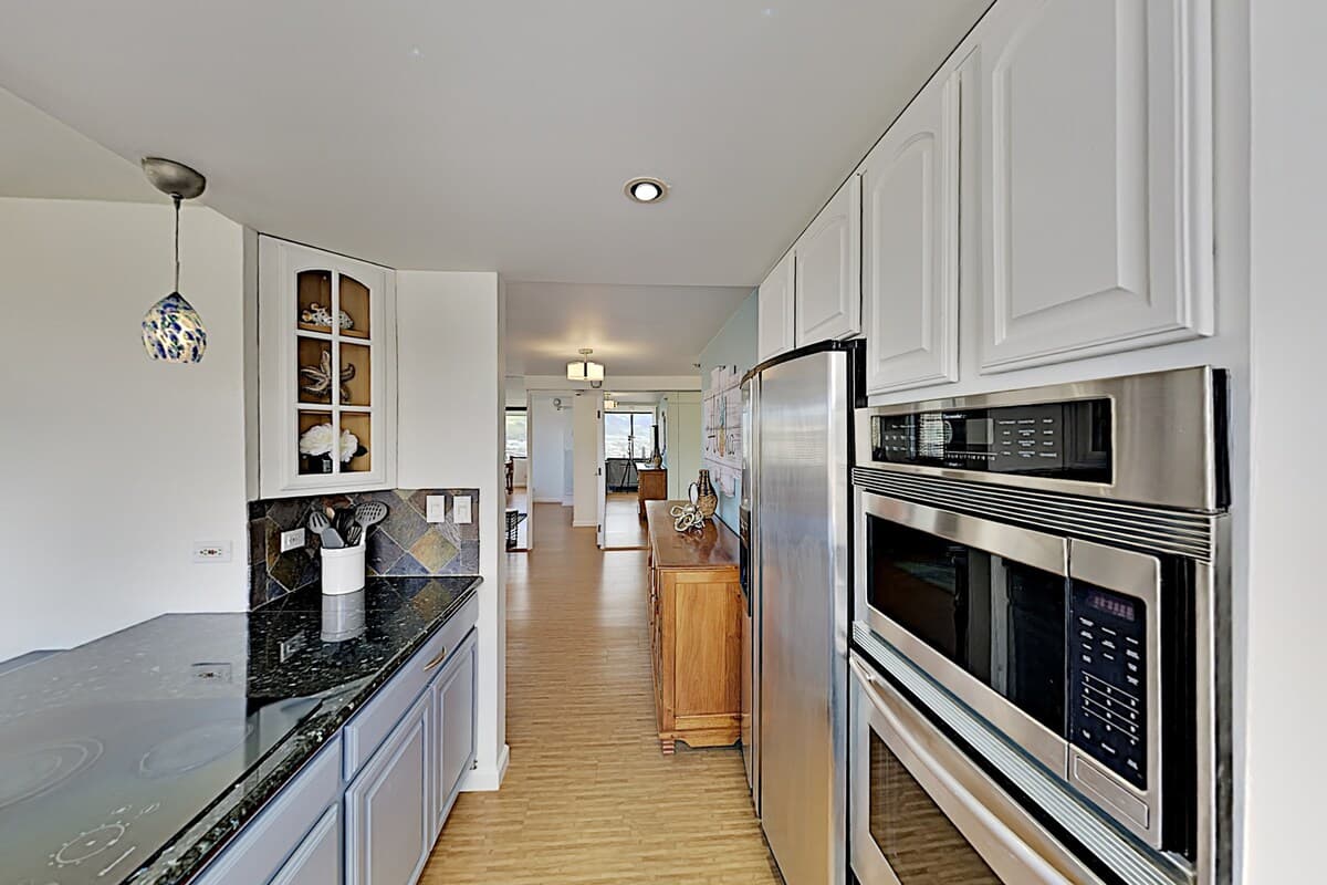 Condo in Honolulu · ★4.3 · 2 bedrooms · 4 beds · 2 private baths - Photo 4