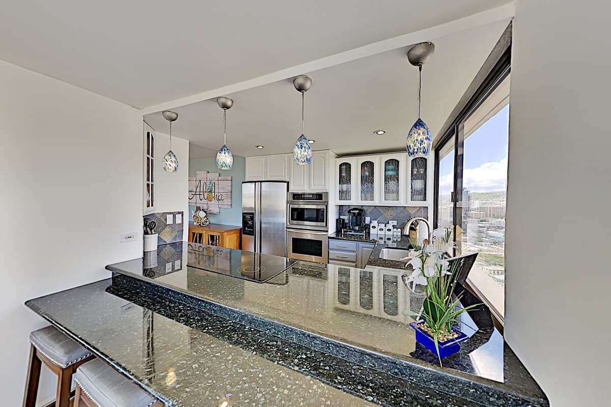 Condo in Honolulu · ★4.3 · 2 bedrooms · 4 beds · 2 private baths - Photo 5