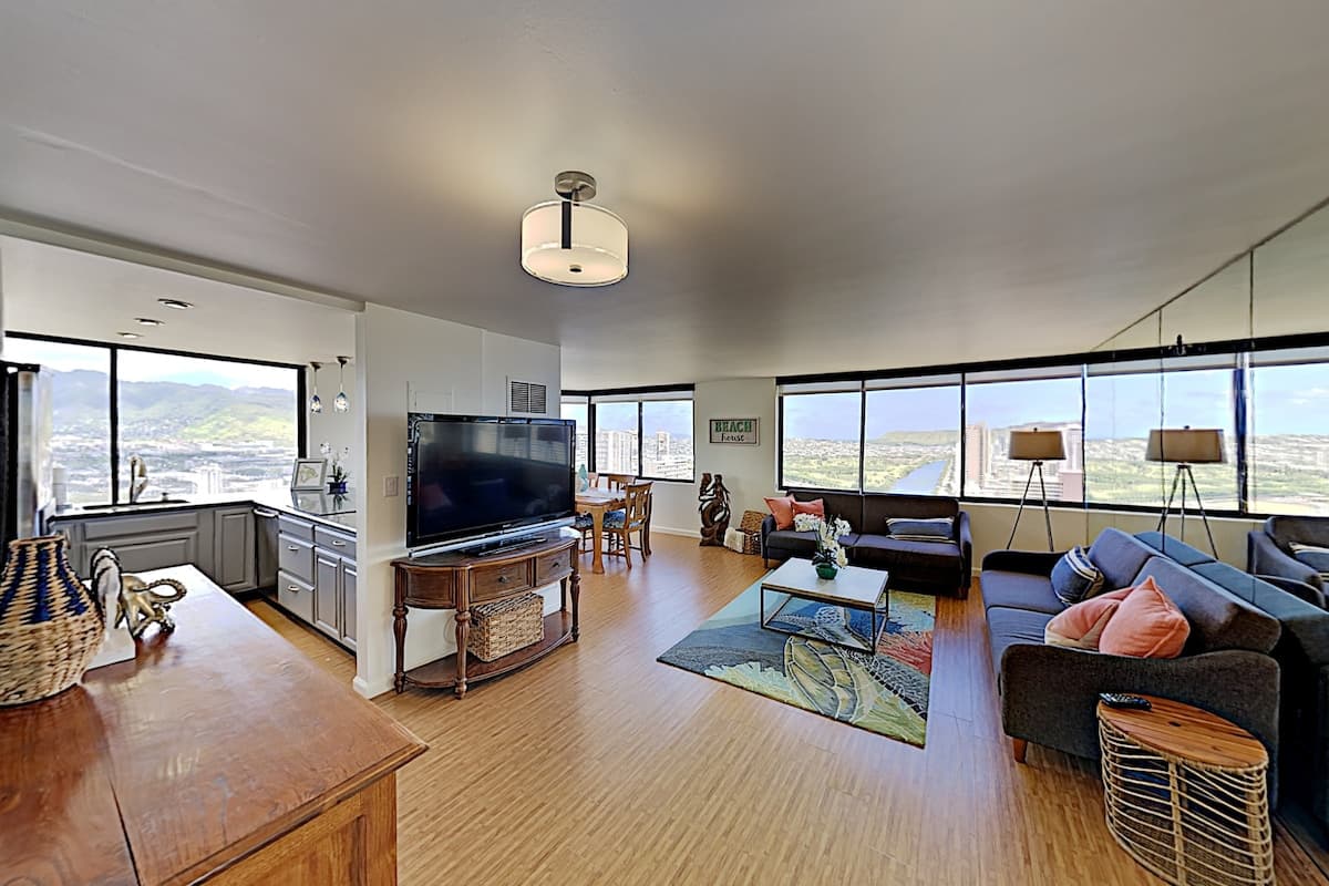 Condo in Honolulu · ★4.3 · 2 bedrooms · 4 beds · 2 private baths - Photo 1