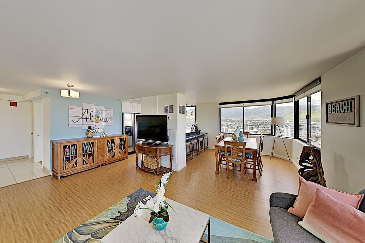 Condo in Honolulu · ★4.3 · 2 bedrooms · 4 beds · 2 private baths - Photo 2