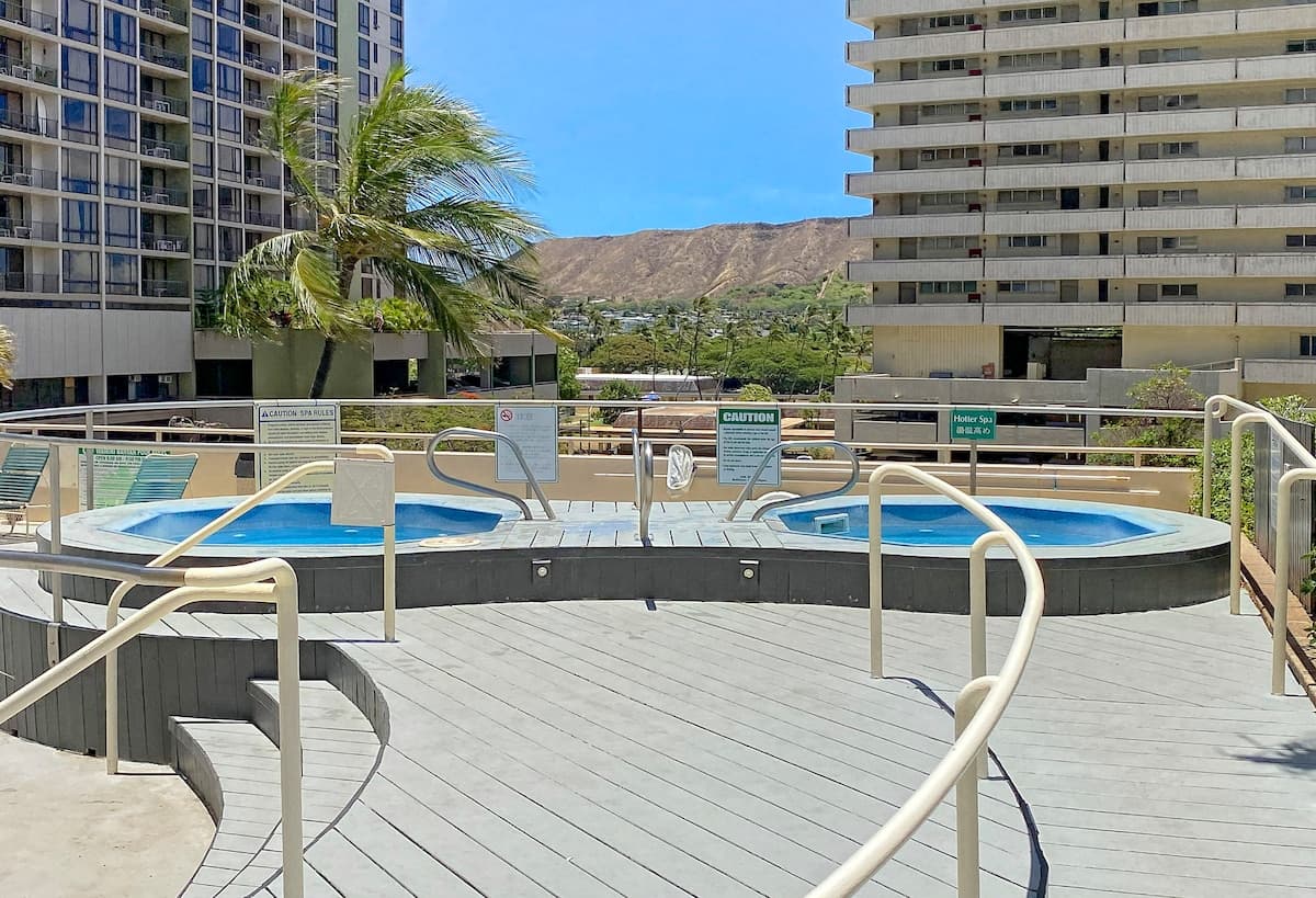 Condo in Honolulu · ★4.87 · 1 bedroom · 3 beds · 1 private bath - Photo 3