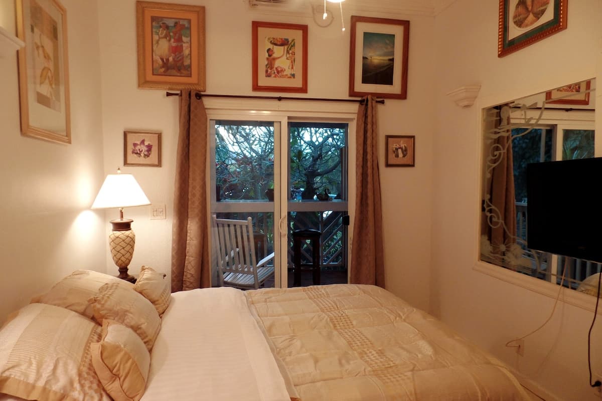 Distinctive 1 BR w/lanai 5 min to beach - Photo 1