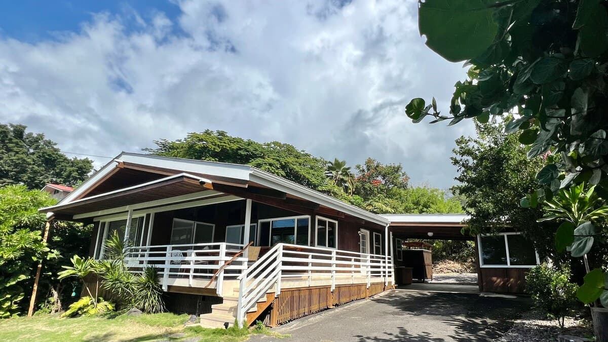 Home in Kailua · ★4.88 · 2 bedrooms · 2 beds · 2.5 baths - Photo 2