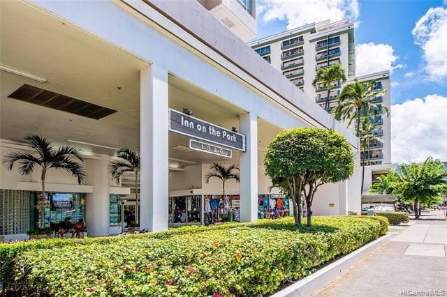 Condo in Honolulu · ★4.75 · 1 bedroom · 2 beds · 1 private bath - Photo 1
