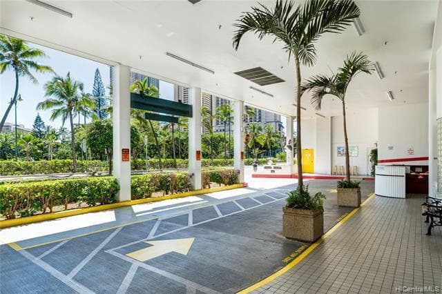 Condo in Honolulu · ★4.75 · 1 bedroom · 2 beds · 1 private bath - Photo 3