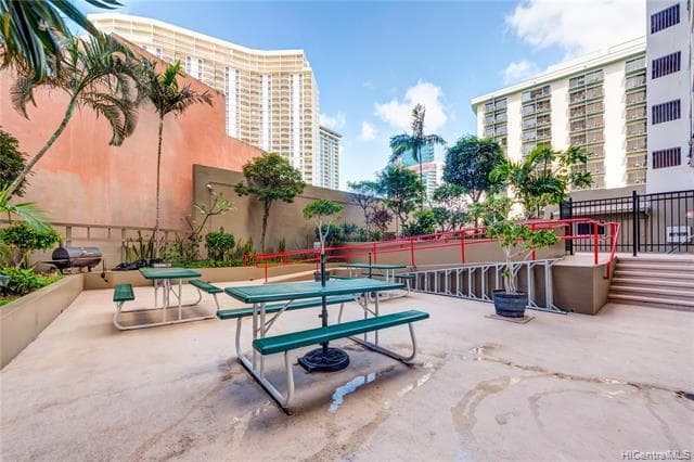 Condo in Honolulu · ★4.75 · 1 bedroom · 2 beds · 1 private bath - Photo 2