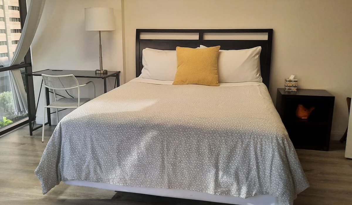 Condo in Honolulu · ★4.78 · 1 bedroom · 3 beds · 1 private bath - Photo 2