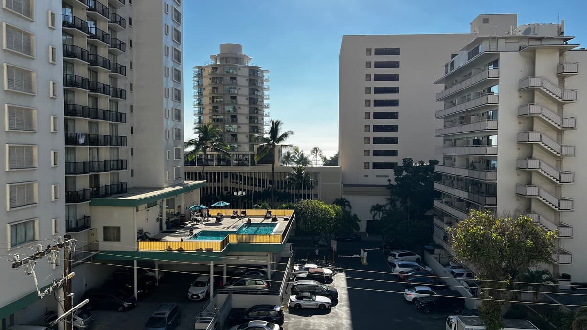 Condo in Honolulu · ★4.65 · Studio · 1 private bath - Photo 2