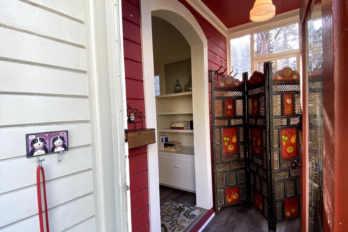 Enchanted Romantic Garden Cottage - Photo 4