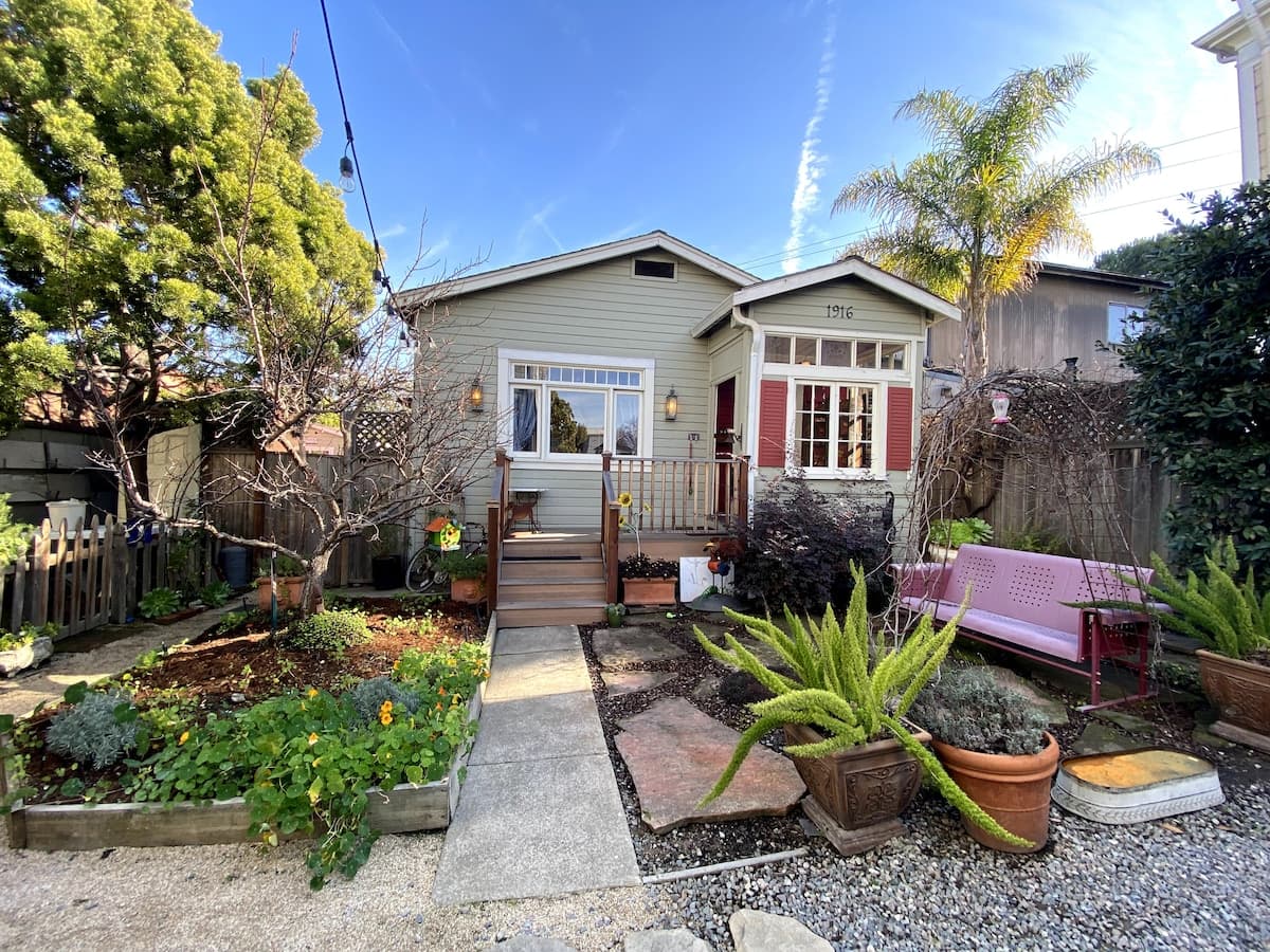 Enchanted Romantic Garden Cottage - Photo 2