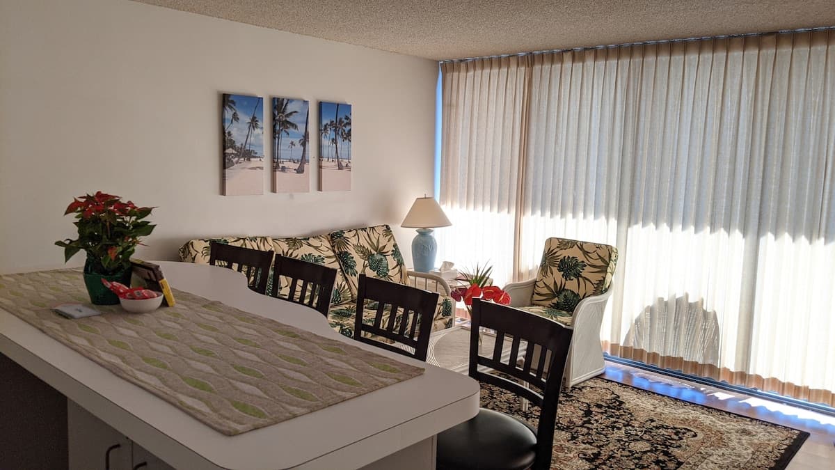 Condo in Honolulu · ★4.75 · 1 bedroom · 2 beds · 1 private bath - Photo 3