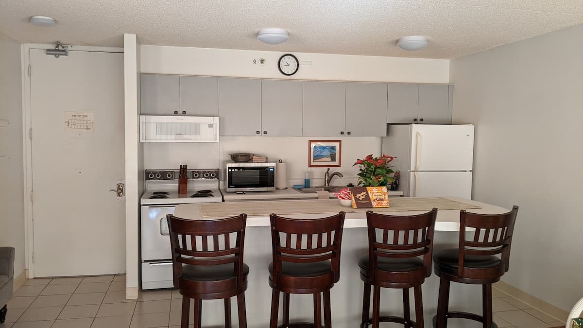 Condo in Honolulu · ★4.75 · 1 bedroom · 2 beds · 1 private bath - Photo 4