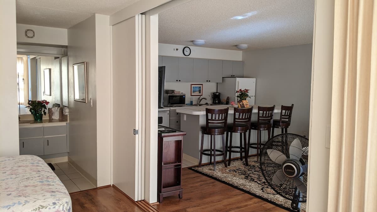 Condo in Honolulu · ★4.75 · 1 bedroom · 2 beds · 1 private bath - Photo 5