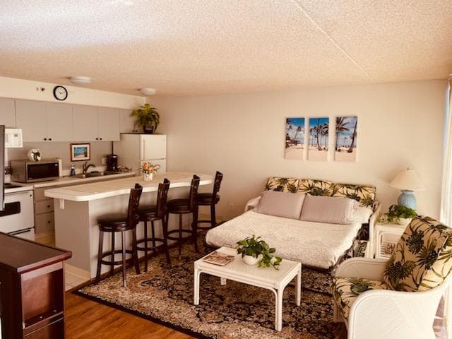 Condo in Honolulu · ★4.75 · 1 bedroom · 2 beds · 1 private bath - Photo 2