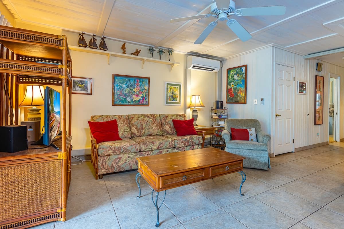 Condo in Kihei · ★4.42 · 2 bedrooms · 3 beds · 1 private bath - Photo 3