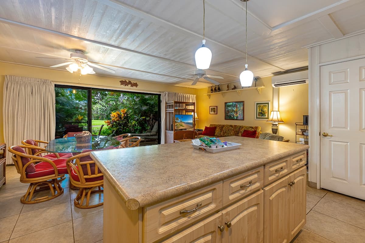 Condo in Kihei · ★4.42 · 2 bedrooms · 3 beds · 1 private bath - Photo 4