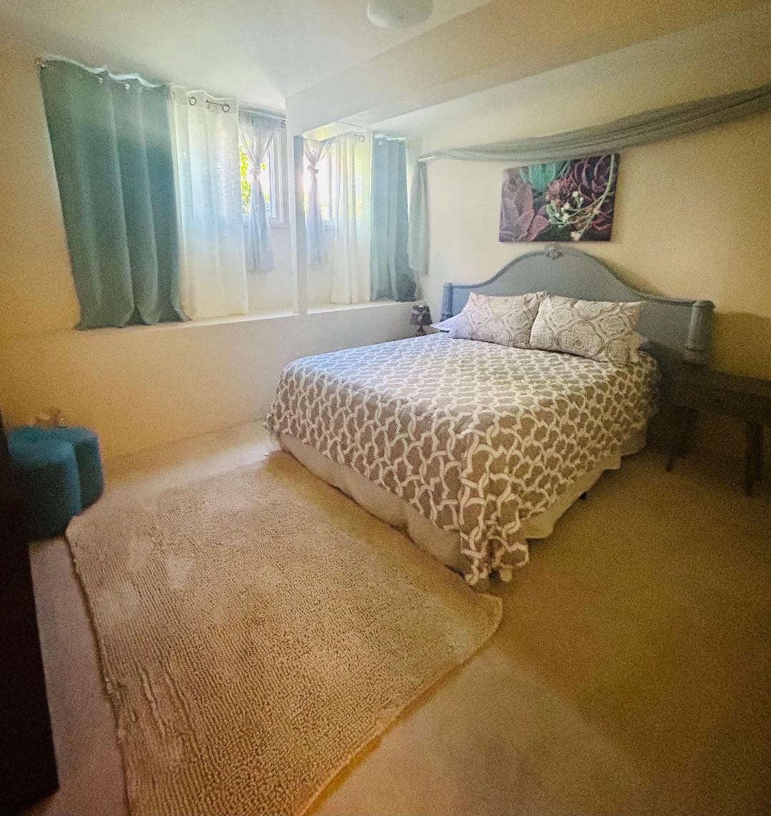 Home in Honolulu · ★4.79 · 2 bedrooms · 2 beds · 1 private bath - Photo 2