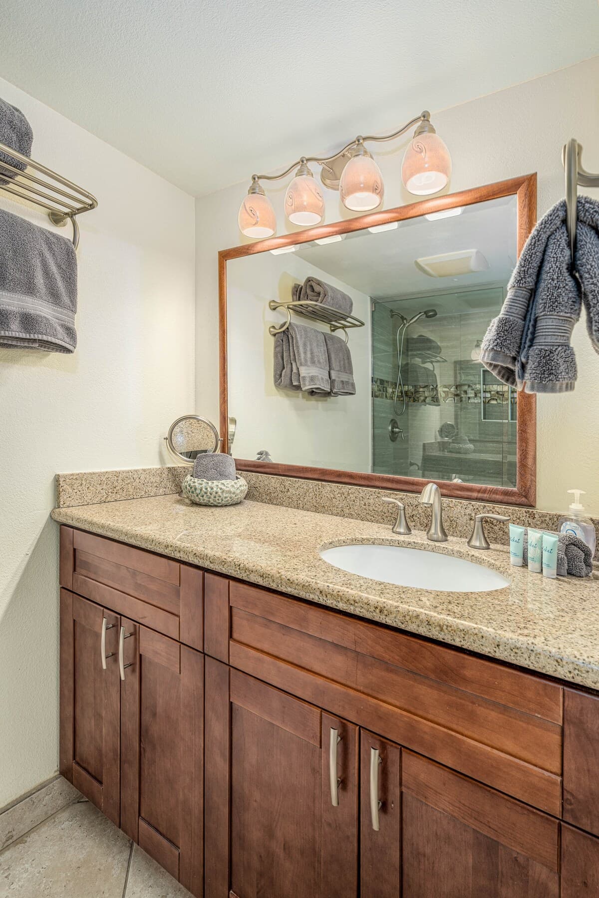 Condo in Kihei · ★4.87 · 1 bedroom · 1 bed · 2 private baths - Photo 3