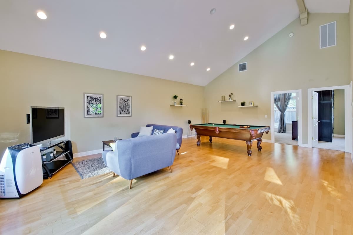 Pool Table Guesthouse Near Wineries & Gardens - Photo 2