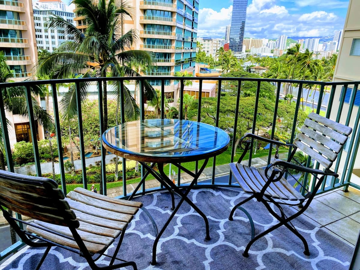 Condo in Honolulu · ★4.79 · 2 bedrooms · 4 beds · 1 private bath - Photo 1