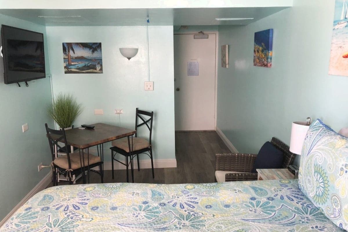 Condo in Honolulu · ★4.79 · Studio · 1 bed · 1 private bath - Photo 1