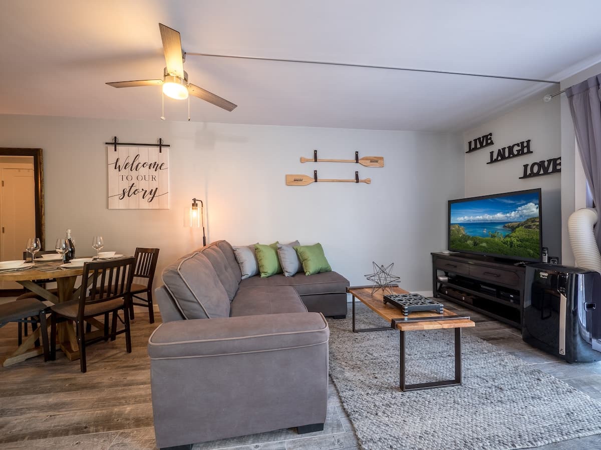 Condo in Lahaina · ★4.88 · 1 bedroom · 2 beds · 1 bath - Photo 1