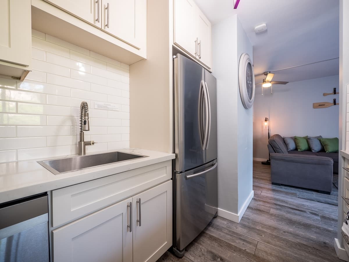 Condo in Lahaina · ★4.88 · 1 bedroom · 2 beds · 1 bath - Photo 2